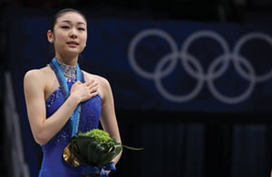 <YONHAP PHOTO-2487> South Korea's Kim Yu-Na on the podium after winning the gold medal in the women's figure skating competition at the Vancouver 2010 Olympics in Vancouver, British Columbia, Thursday, Feb. 25, 2010. (AP Photo/Mark Baker)/2010-02-26 14:28:05/
<저작권자 ⓒ 1980-2010 ㈜연합뉴스. 무단 전재 재배포 금지.>