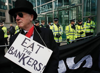  A demonstrator wears a placard during a protest outside the Royal Bank of Scotland building in the city of London March 5, 2009.   REUTERS/Andrew Winning (BRITAIN)/2009-03-06 00:50:05/

