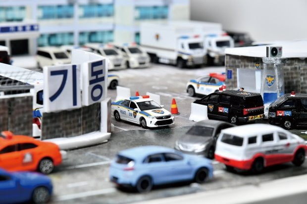 서울지방경찰청 기동본부를 실제 모델로 삼아 만든 디오라마. 실제 차량의 위치와 초소 하나까지 똑같이 재연했다.