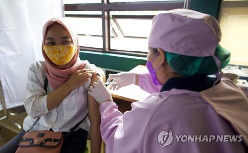 인니, 49만명 中백신 접종 완료…아스트라제네카 무료 할당받아