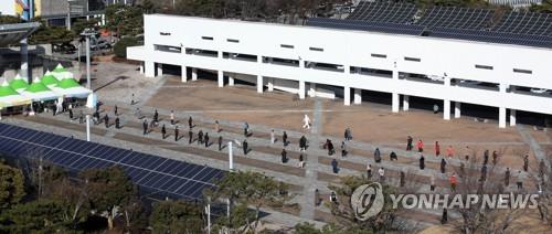 광주 첫 확진자 발생 1년…숱한 위기 지나니 더 큰 위기