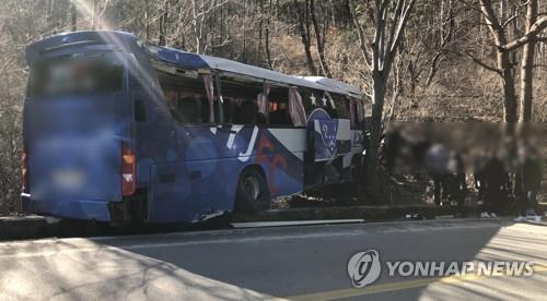 중학생 축구클럽버스 내리막길 가로수 '쾅'…1명 사망·3명 중상