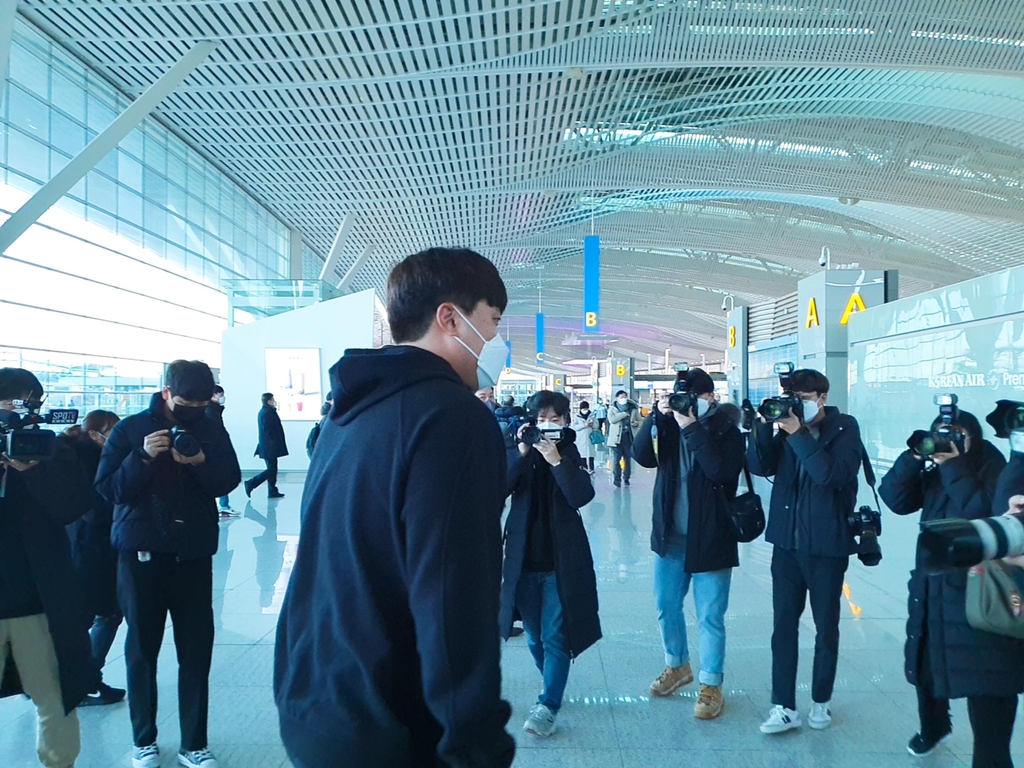 류현진, 새 시즌 기대 품고 미국으로 출국…"야구에 전념해야죠"