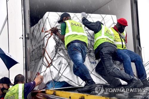 남아공 코로나 백신 도착 발맞춰 주류 판금 완화