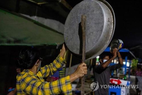 미얀마 네티즌, SNS로 전 세계 호소 "쿠데타 반대…구해달라"