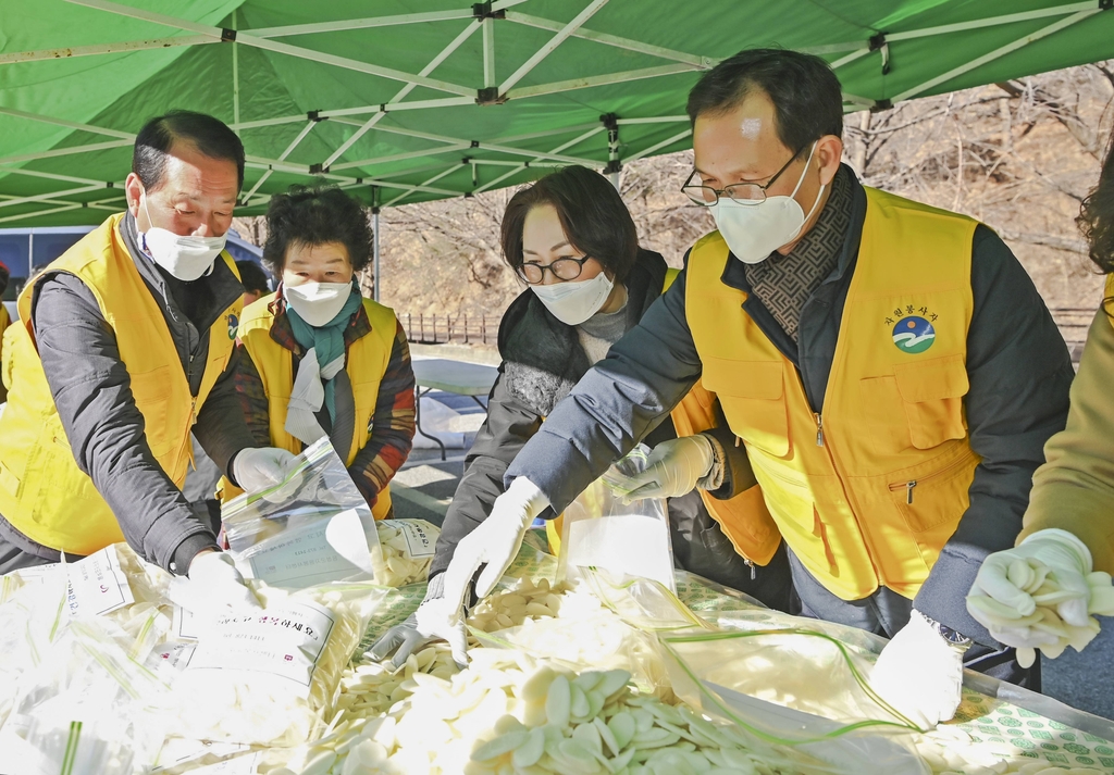 십시일반 모은 쌀 22가마…소외계층 900가구에 가래떡 선물