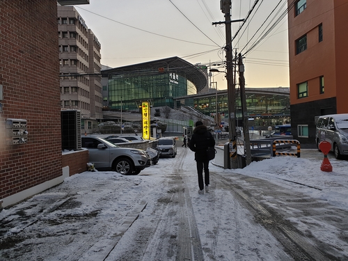 빙판길 출근 시민들 엉금엉금…지하철·버스 승객 몰려(종합)