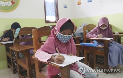 "히잡 쓰든, 안쓰든 자유"…인니, 교내 종교 복장 강요 금지