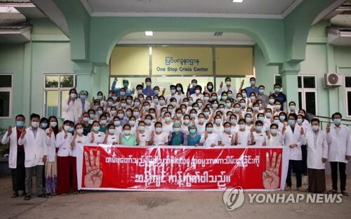 미얀마 교수·대학생 등 항의시위 동참…日업체 "군과 계약해지"