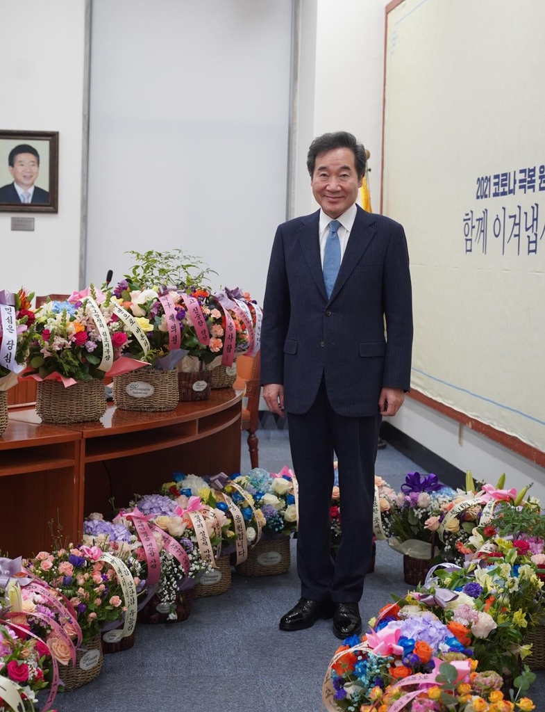 이낙연 팬카페, 국회서 깜짝 이벤트…"꽃길만 걸으세요"