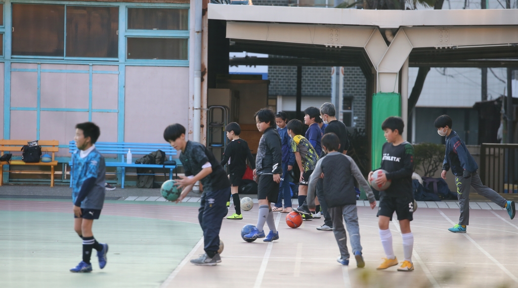 [톡톡일본] 교사 확보 비상…"59세도 응시 가능"