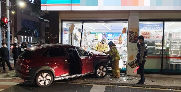 술 취한 운전자 차량 편의점 돌진 '와장창'…인명피해 없어