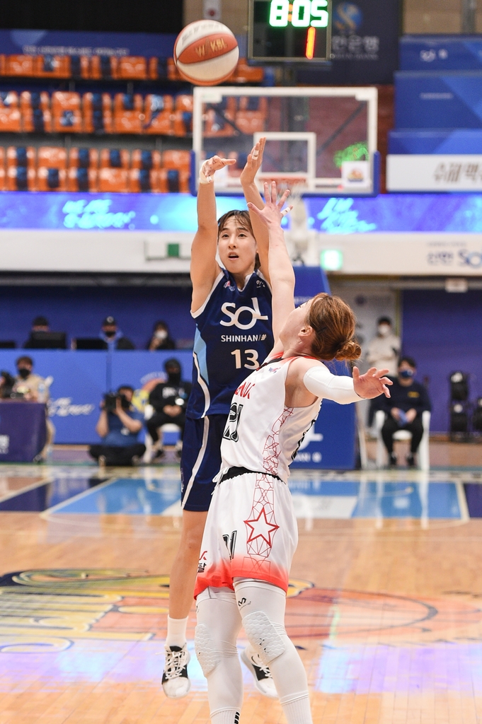 '김단비 더블더블' 신한은행, BNK 제압하고 3위 '굳히기'