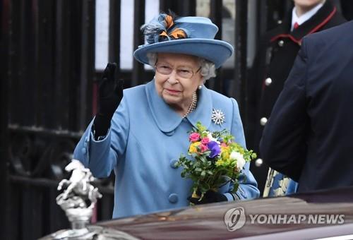 "英 여왕, 보유주식 공개 안하려 법안 수정 로비 성공"