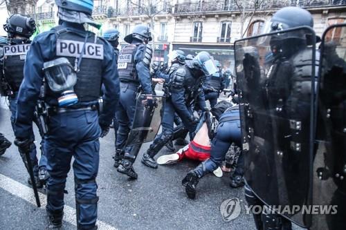 "佛경찰, 보안법 반대 시위대 과잉 구금…80% 무혐의로 풀려나"