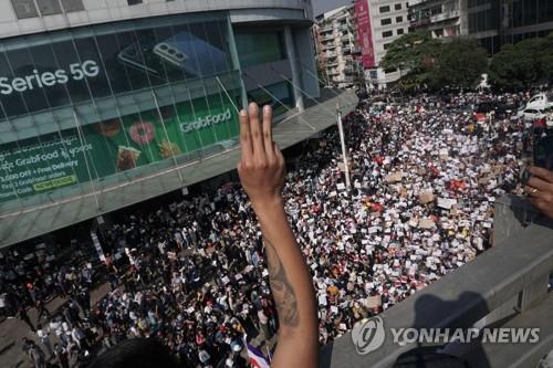 '계엄령 안무섭다' 미얀마 나흘째 反쿠데타 시위…체포에 물대포(종합)