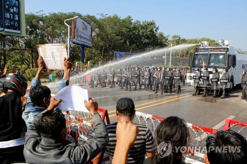 '계엄령 안무섭다' 미얀마 나흘째 反쿠데타 시위…체포에 물대포(종합)