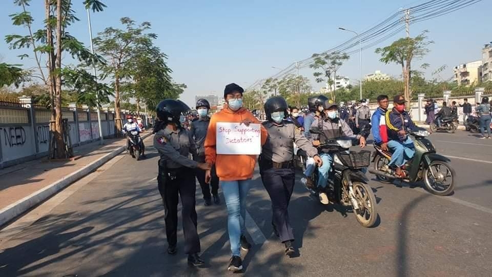 '계엄령 안무섭다' 미얀마 나흘째 反쿠데타 시위…체포에 물대포(종합)