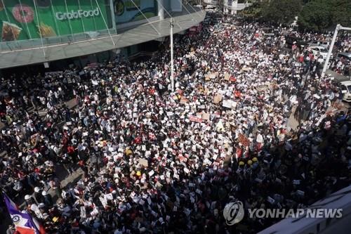 미얀마 나흘째 反쿠데타 시위에 물대포·고무탄 발포 '위험수위'