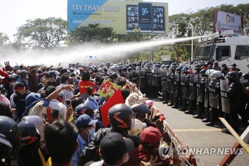 미얀마 나흘째 反쿠데타 시위에 물대포·고무탄 발포 '위험수위'