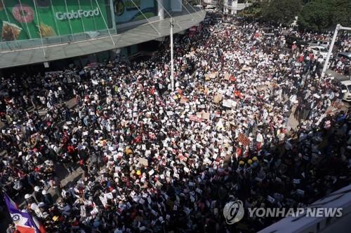 미얀마 수도 네피도 등 2곳 시위대에 물대포…연이틀 강경 대응(종합)