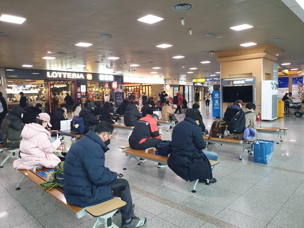 한산한 서울역·터미널·공항…'나홀로 귀성' 많아