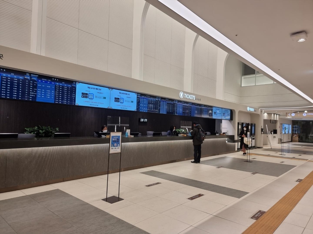 한산한 서울역·터미널·공항…'나홀로 귀성' 많아