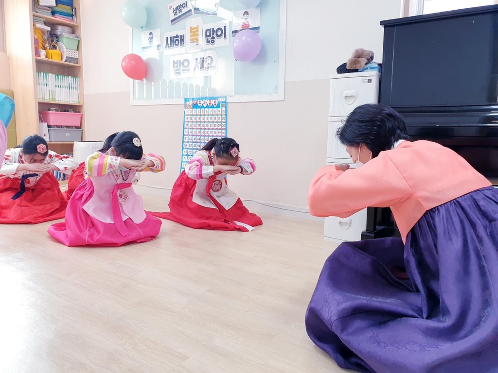 '예년보다 차분하게'…코로나19 속 국내 이주민 설맞이 풍경