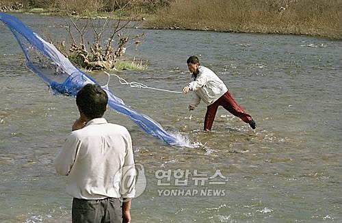 "투망으로 물고기 잡아도 될까" 2년째 허용한 충북 옥천군