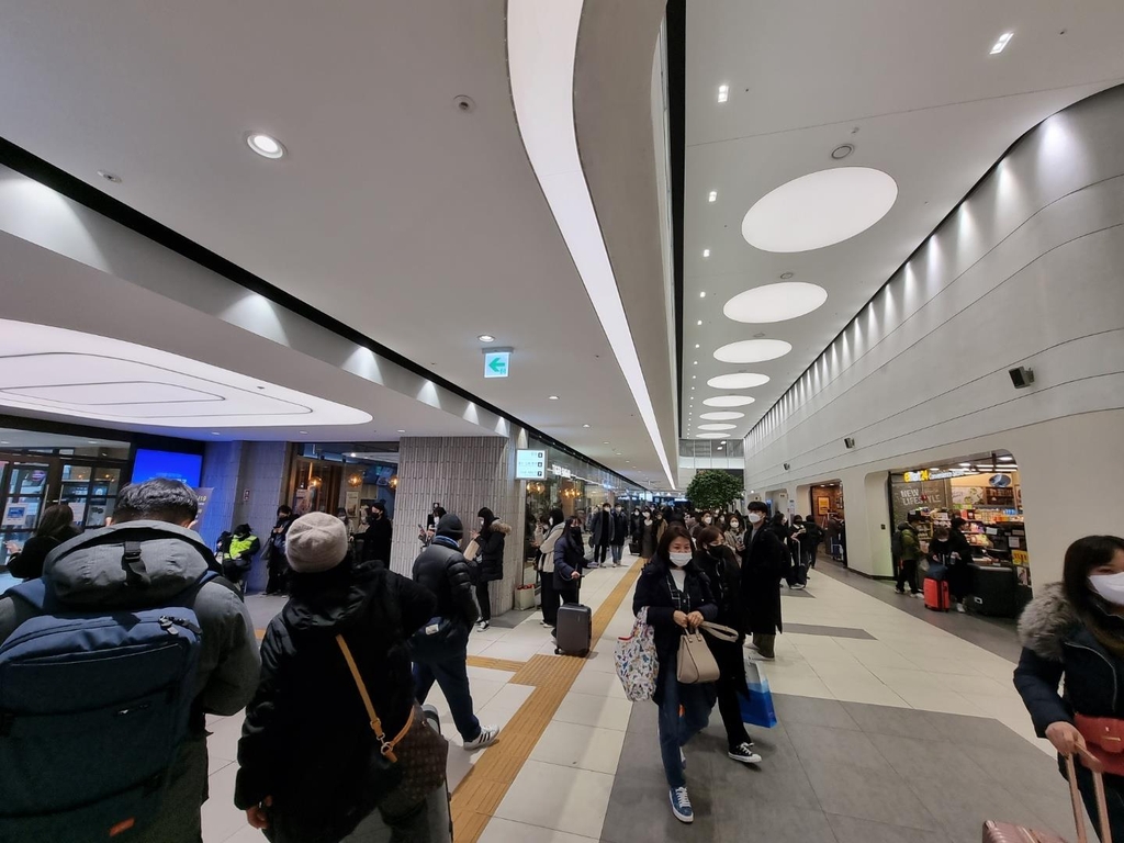 서울역·터미널·공항 북적…'나홀로 귀성' 많아