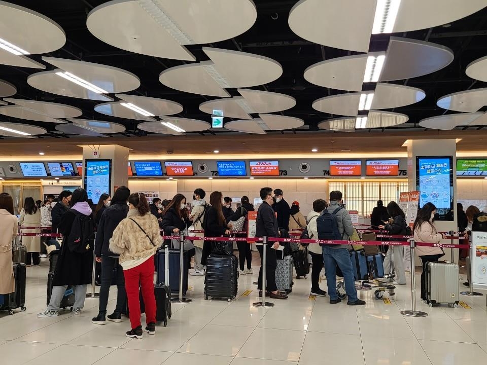 서울역·터미널·공항 북적…'나홀로 귀성' 많아