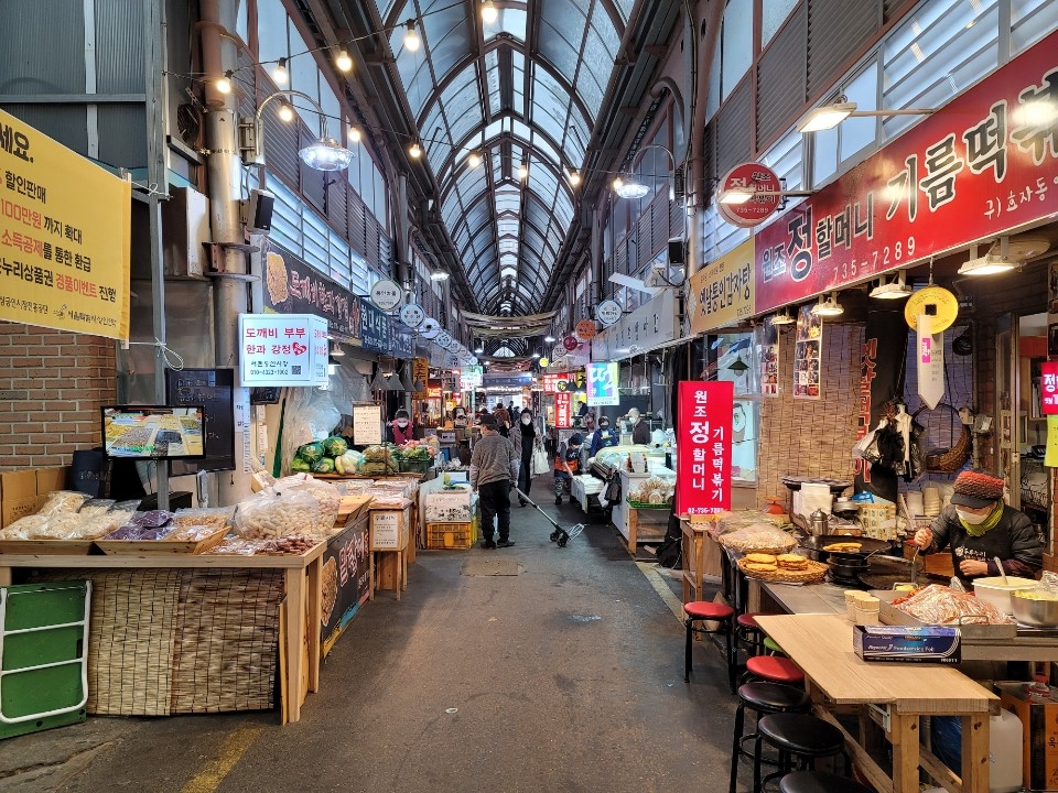 "추석 때 비하면 텅 비었죠"…모임금지에 한산한 전통시장
