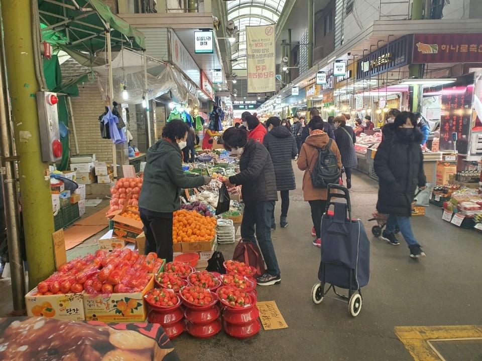 "추석 때 비하면 텅 비었죠"…모임금지에 한산한 전통시장