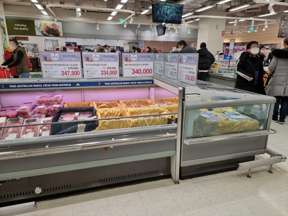 "추석 때 비하면 텅 비었죠"…모임금지에 한산한 전통시장