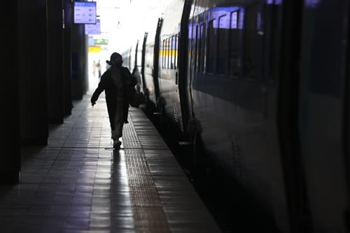 연휴 첫날 전국 역·터미널, 재래시장 한산…공항은 북적