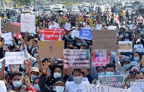 "즉각 복귀·코로나 확산"압박에도 미얀마 연일 쿠데타 규탄시위