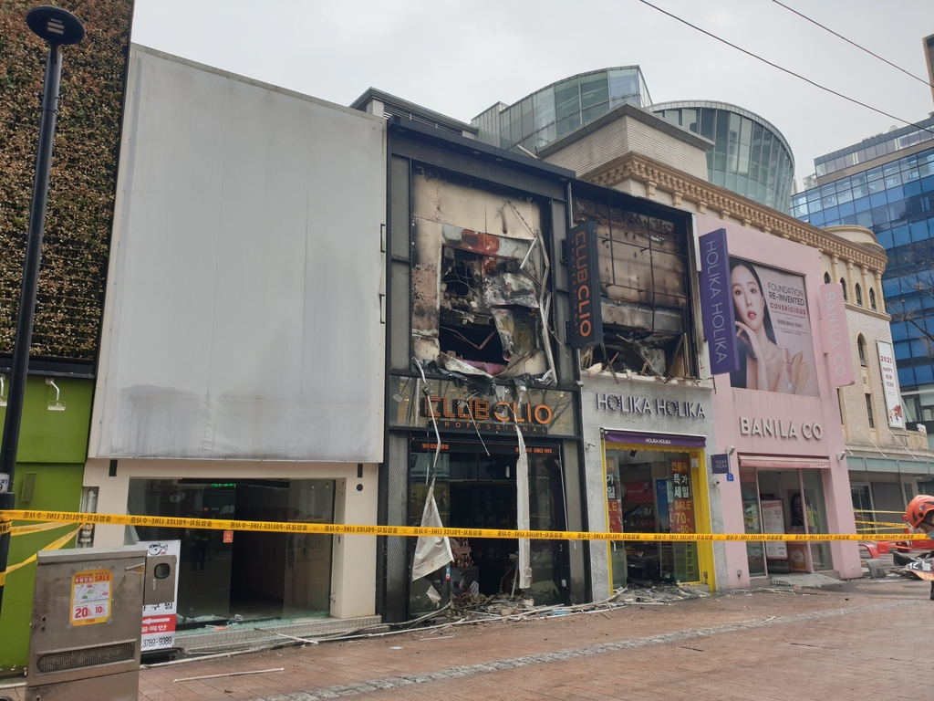 서울 명동 화장품 상가서 불…인명피해 없어