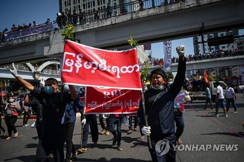 "열차·항공기를 멈추자" 미얀마 공무원들 '쿠데타 불복종'