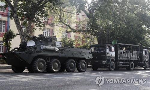 미얀마 '폭풍전야'…곳곳 병력·장갑차 배치 속 수치 구금 연장(종합)