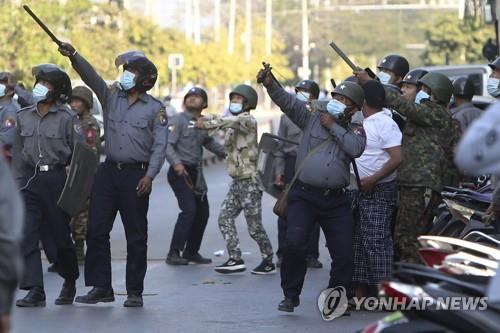 "미얀마 만달레이서 시위대 향해 발포…고무탄 등 사용"