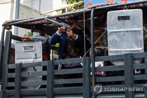 미얀마 시위대에 고무탄·새총, 곤봉 세례…폭력 영상 SNS 확산
