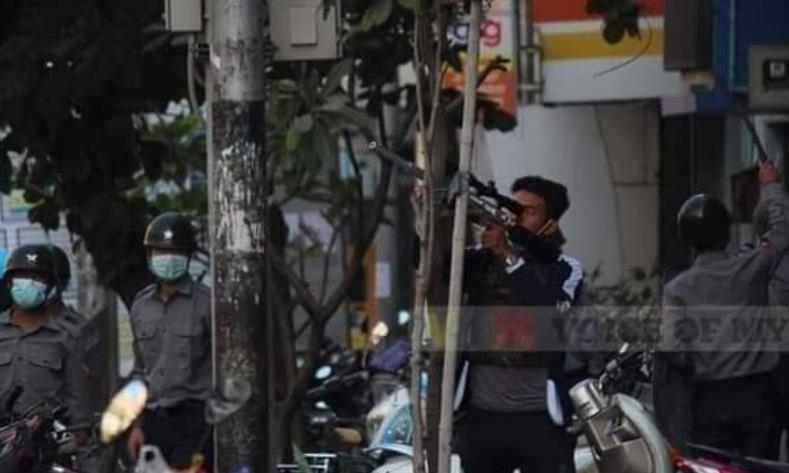 미얀마 시위대에 고무탄·새총, 곤봉 세례…폭력 영상 SNS 확산