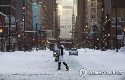 미국, 넉달만에 코로나 환자 최저…겨울폭풍에 백신 접종은 차질