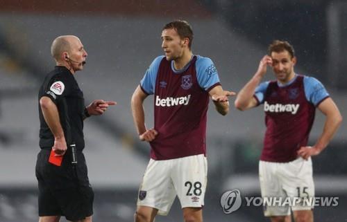 살해협박 받고 배정 제외 요청했던 베테랑 심판, 주말 EPL 복귀