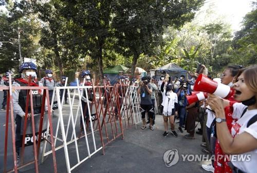 "파면돼도 군부독재서 일 안 해"…미얀마 공무원들 불복종 운동