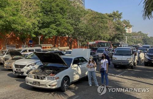 미얀마 시위 주말이후 최대…군대 막으려 곳곳 '차량 버려두기'