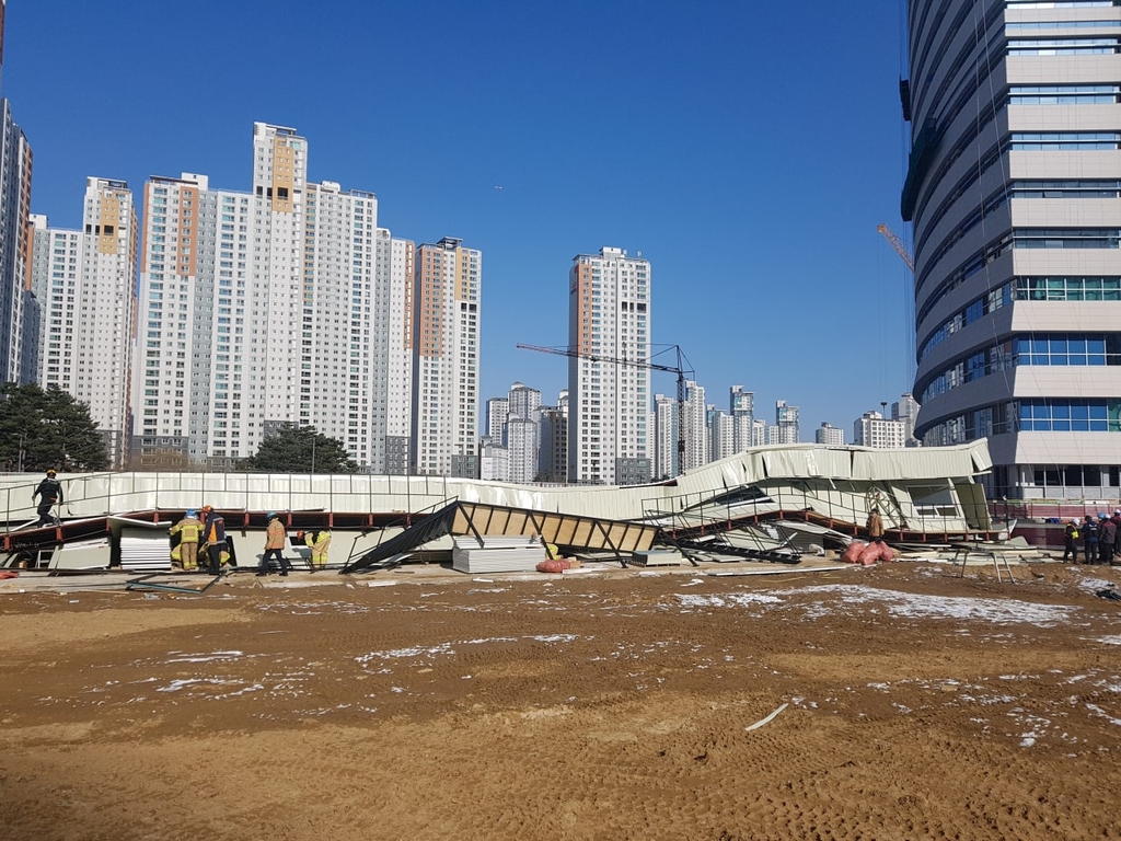 경기도청 신청사 공사현장 내 임시건물 붕괴…1명 부상