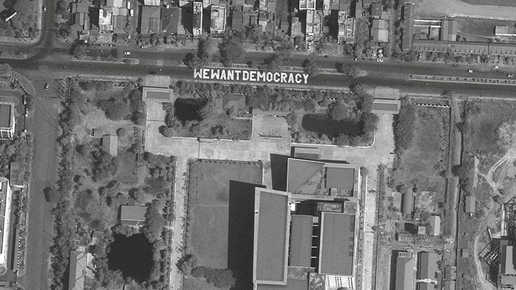 '쿠데타 규탄' 세계에 알리자…도로·지붕에 '민주주의 원한다'