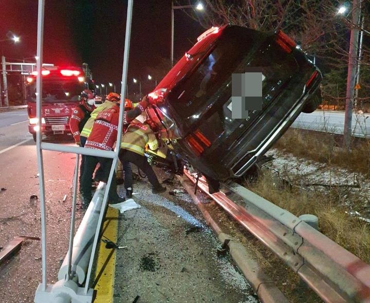 인천서 중앙선 넘은 SUV 차량, 가로등 충돌…운전자 부상