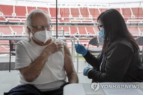 "미국 라틴계·흑인 접종률 훨씬 낮아…백신 인종차별"